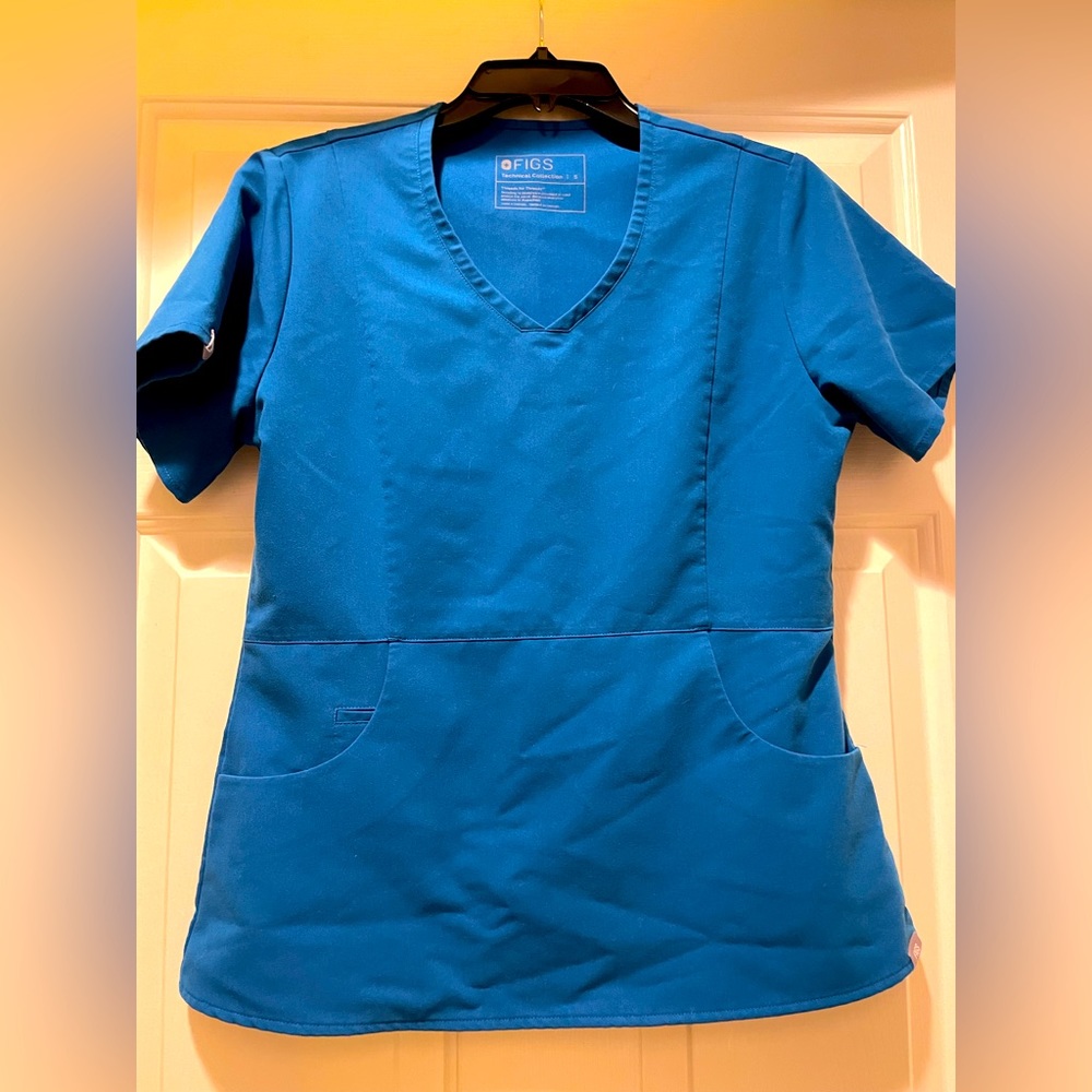 Figs scrub top.